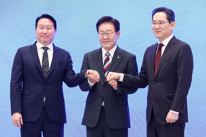 [서울=뉴시스] 조성봉 기자 = 이재명 대통령과 이재용(오른쪽) 삼성전자 회장, 최태원 SK 회장이 29일 청와대 영빈관에서 열린 ‘대한민국 대도약 3대 메가프로젝트 국민보고회’에서 기념촬영을 하고 있다. 2026.06.29. suncho21@newsis.com /사진=뉴시스