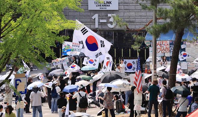 제9회 전국동시지방선거 투표용지 부족 사태를 규탄하는 개표소 봉쇄 시위가 계속된 18일 서울 송파구 올림픽공원 핸드볼경기장 앞에서 시민들이 구호를 외치고 있는 모습./사진=뉴스1.