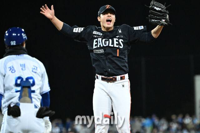 21일 대구 삼성라이온즈파크에서 열린 '2025 신한 SOL BANK KBO 포스트 시즌' 삼성 라이온즈와 한화 이글스 플레이오프(PO) 3차전 경기. 한화 문동주가 9회말 2사에 삼성 김성윤을 잡고 기뻐하고 있다. 한화가 5-4로 삼성에 승리했다./마이데일리