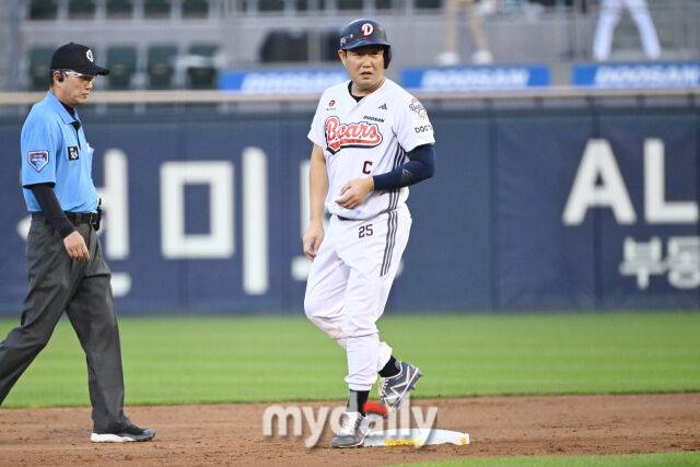 1일 서울 잠실야구장에서 열린 '2026 신한 SOL KBO리그' 롯데 자이언츠와 두산 베어스 경기. 두산 양의지가 4회말 1사에 2루타를 친 후 출루했다./한혁승 기자