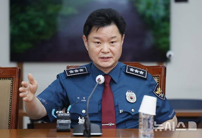 [서울=뉴시스] 김진아 기자 = 박정보 서울경찰청장이 16일 서울 종로구 서울경찰청에서 6·3 지방선거 '투표용지 부족 사태' 항의 시위 관련 발언에 대해 사과를 요구하며 항의 방문한 국민의힘 의원들과 대화를 하고 있다. 2026.06.16. bluesoda@newsis.com