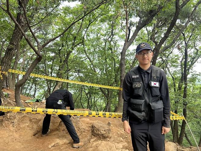 [파주=뉴시스] 김드보라 인턴기자 = 지난 15일, 367고지에서 유해를 발견한 유해발굴 감식단 최지환 상병 *재판매 및 DB 금지
