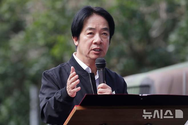 [이란현=AP/뉴시스]﻿﻿중국의 민족단결진보촉진법(민족단결법)이 1일 시행된 가운데 라이칭더 대만 총통은 중국의 초국경 탄압을 결코 용납하지 않겠다며 국제사회와의 공조를 강화하겠다고 밝혔다. 사진은 라이칭더 총통이 2025년 12월 2일 대만 동부 이란현에서 예비군 군사훈련에 참가한 예비군들을 시찰하며 연설하고 있는 모습. 2026.07.02