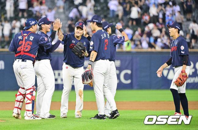 [OSEN=잠실, 박준형 기자] 롯데가 최준용의 블론세이브를 딛고&nbsp;천신만고 끝 승리를 쟁취했다.프로야구 롯데 자이언츠는 1일 서울 잠실구장에서 열린 2026 신한 SOL KBO리그 두산 베어스와의 시즌 11차전에서 연장 접전 끝 5-2로 승리했다.   경기종료 후 롯데 선수들이 승리의 기쁨을 나누고 있다.  2026.07.01 / soul1014@osen.co.kr
