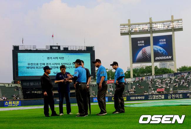 [OSEN=잠실, 지형준 기자] 2일 서울 잠실야구장에서 2026 신한 SOL KBO리그 두산 베어스와 롯데 자이언츠의 경기가 열린다.이날 두산은 곽빈, 롯데는 나균안을 선발로 내세운다.폭우로 경기 시작이 지연된 가운데 비가 그치면서 그라운드 상태를 살피고 있다. 2026.07.02 / jpnews@osen.co.kr