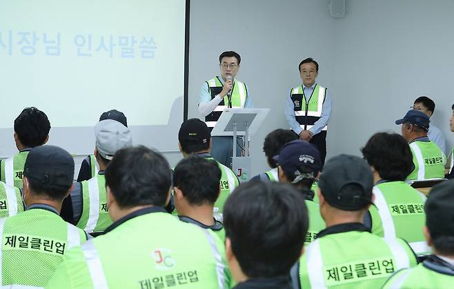 최원용 시장이 첫 공식 일정으로 환경미화 직원들을 찾아 간담회를 열고 있다. 평택시 제공