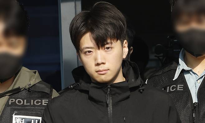 광주 도심에서 일면식도 없는 10대 여고생을 살해한 장윤기가 지난 5월 14일 광주 서부경찰서에서 검찰로 송치되고 있다. 뉴스1