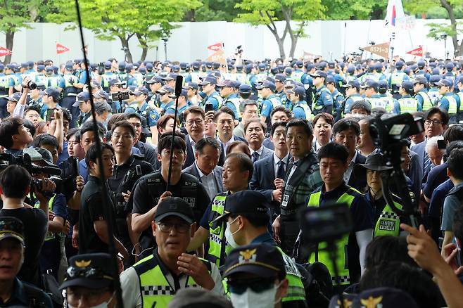 ‘제9회 전국동시지방선거 투표용지 부족 사태 등 국민 참정권 침해 진상규명 및 선거관리 개혁을 위한 국정조사 특별위원회’ 위원들이 2일 현장 조사가 예정된 서울 송파구 올림픽공원 핸드볼경기장 개표소 진입을 시도하며 경찰이 현장을 정리하는 것을 지켜보고 있다. 사진=연합뉴스