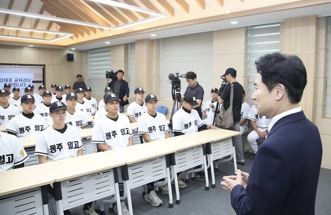 김대중 전남광주통합특별시교육감이 취임 첫날인 1일 오후 광주제일고등학교를 방문해 최근 전국대회 경기에서 상대 팀인 배재고 선수단의 지역 비하성 응원으로 상처를 입은 야구부를 위로하고 있다.