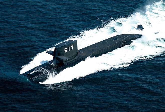 일본 해상자위대의 다이게이급 공격잠수함 7번함 ‘초게이’(SS-517)가 해상에서 항해하고 있다. 일본 방위성은 차세대 잠수함에 장거리 순항미사일과 극초음속 무기 등을 운용할 수 있는 수직발사시스템(VLS) 개발을 추진하고 있다. 미쓰비시중공업 제공