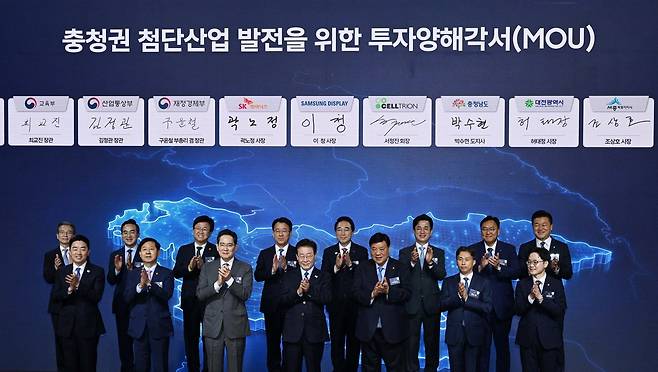 이재명 대통령이 2일 충남 아산시에서 열린 충청권 첨단산업 발전비전 국민보고회에서 참석자들과 기념촬영을 하고 있다. 앞줄 왼쪽부터 강훈식 비서실장, 구윤철 부총리 겸 재정경제부 장관, 이재용 삼성전자 회장, 이재명 대통령, 서정진 셀트리온 회장, 곽노정 SK하이닉스 대표, 김정관 산업통상부 장관. 뒷줄 왼쪽부터 김용범 정책실장, 박홍근 기획처 장관, 최교진 교육부 장관, 이청 삼성디스플레이 대표, 박수현 충남지사, 허태정 대전시장, 조상호 세종시장, 신용한 충북지사. 청와대사진기자단
