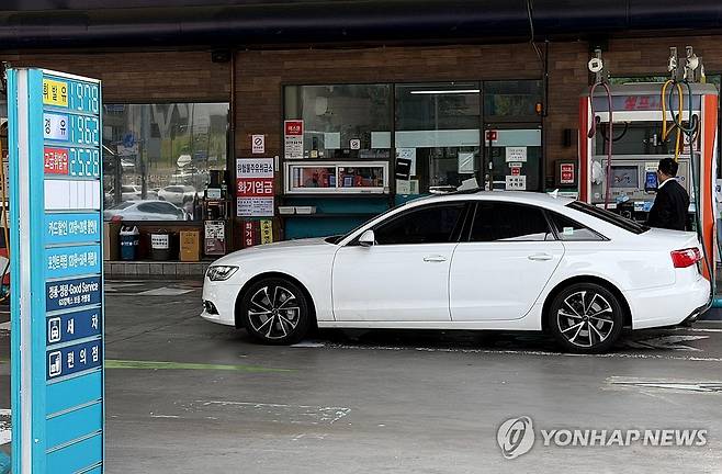지난달 28일 서울 시내 한 주유소 앞에 휘발유 가격이 게시돼 있다. [연합뉴스 자료사진. 재판매 및 DB 금지]