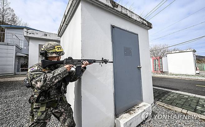 예비군훈련 현장 (서울=연합뉴스) 4일 육군 52보병사단 서초 과학화예비군훈련장에서 열린 예비군훈련 중 예비군들이 시가지 전술훈련을 하고 있다. 2026.3.4 [육군 제공. 재판매 및 DB 금지] photo@yna.co.kr
