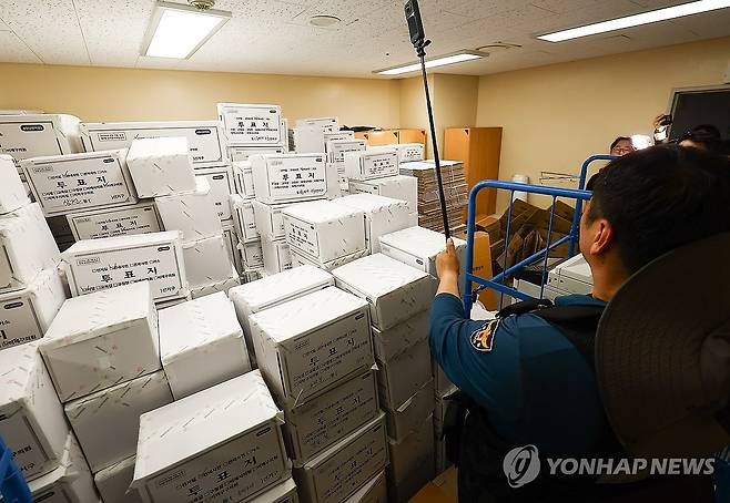 개표소에 쌓여 있는 투표용지 보관상자 (서울=연합뉴스) 국회 '제9회 전국동시지방선거 투표용지 부족 사태 등 국민 참정권 침해 진상규명 및 선거관리 개혁을 위한 국정조사 특별위원회' 위원들이 2일 현장 조사를 위해 서울 송파구 올림픽공원 핸드볼경기장 개표소를 방문한 가운데 개표소 내부에 투표용지 보관상자가 쌓여 있다. 2026.7.2 [국회사진기자단] photo@yna.co.kr