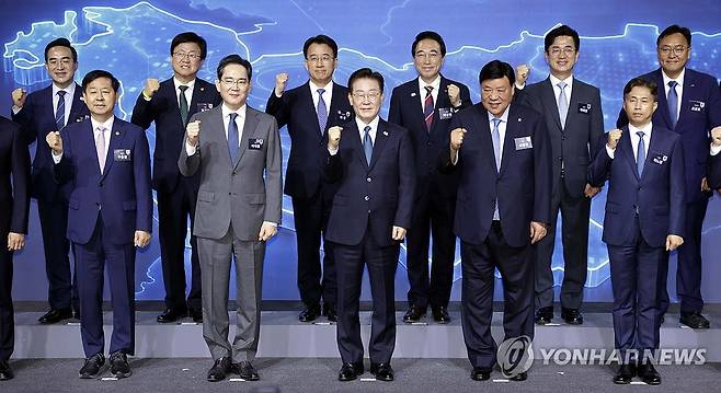 기념촬영하는 이재명 대통령과 참석자들 (아산=연합뉴스) 김도훈 기자 = 이재명 대통령이 2일 충남 아산시에서 열린 충청권 첨단산업 발전비전 국민보고회에서 참석자들과 기념촬영을 하고 있다.
    앞줄 왼쪽부터 구윤철 부총리 겸 재정경제부 장관, 이재용 삼성전자 회장, 이재명 대통령, 서정진 셀트리온 회장, 곽노정 SK하이닉스 대표.
    뒷줄 왼쪽부터 박홍근 기획처 장관, 최교진 교육부 장관, 이청 삼성디스플레이 대표, 박수현 충남지사, 허태정 대전시장, 조상호 세종시장. 2026.7.2 [청와대통신사진기자단] superdoo82@yna.co.kr