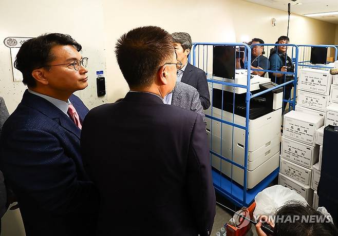 올림픽공원 개표소 내부 들어간 선관위 국조특위 (서울=연합뉴스) 국회 '제9회 전국동시지방선거 투표용지 부족 사태 등 국민 참정권 침해 진상규명 및 선거관리 개혁을 위한 국정조사 특별위원회' 위원장인 국민의힘 윤상현 의원 등 특위 위원들이 2일 현장 조사를 위해 서울 송파구 올림픽공원 핸드볼경기장 개표소를 방문, 내부를 둘러보고 있다. 2026.7.2 [국회사진기자단] photo@yna.co.kr