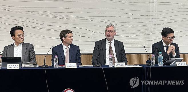 OECD 2026 한국경제보고서 발표 (세종=연합뉴스) 송정은 기자 = 2일 정부세종청사 재정경제부에서 경제협력개발기구(OECD) 방한단이 참석한 가운데 2026 한국경제보고서 브리핑이 열리고 있다. 2026.7.2 sje@yna.co.kr