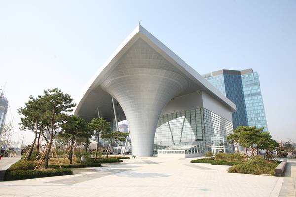 ‘인천 스타트업 파크’로 활용하는 송도국제도시 복합건축물 ‘투모로우시티’. /인천경제청 제공