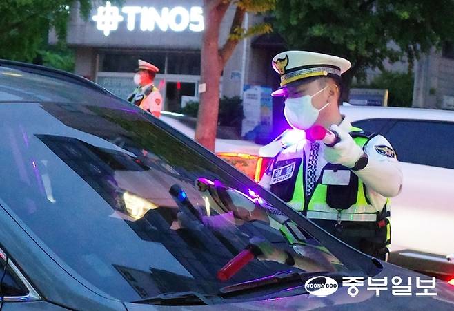 2일 저녁 수원시청역 인근 도로에서 진행된 음주운전 특별단속에 나선 경찰관들이 복합형 감지기를 이용해 단속 중인 모습. 최진규기자