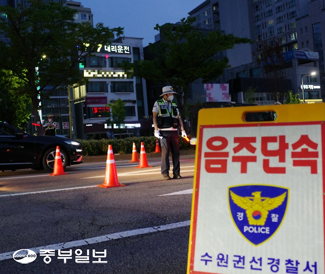 2일 저녁 수원시청역 인근 도로에서 진행된 음주운전 특별단속에서 경찰관들이 교통을 통제하고 있다. 최진규기자