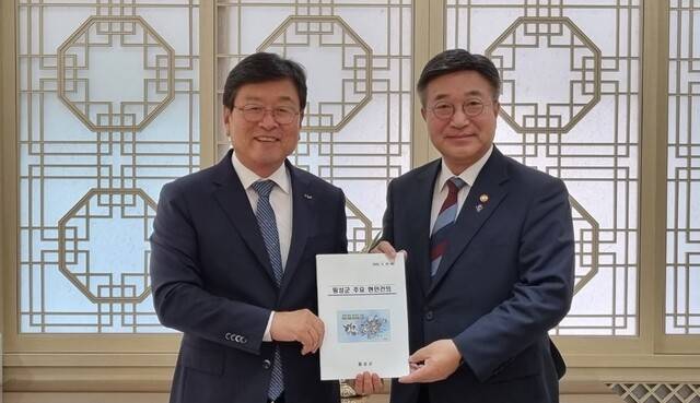◇장신상 횡성군수는 지난달 29일 윤호중 행정안전부 장관을 방문해 ‘관광새마을운동 시범도시’ 지정 등 횡성군 주요현안을 건의했다.