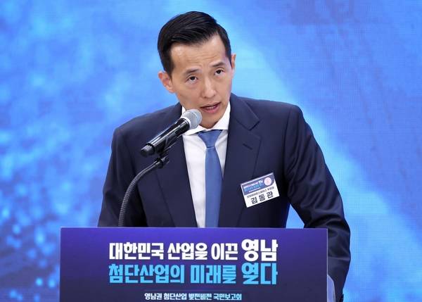 김동관 한화그룹 부회장이 3일 경남 진주시에서 이재명 대통령 주재로 열린 영남권 첨단산업 발전비전 국민보고회에서 투자계획을 발표하고 있다. /연합뉴스