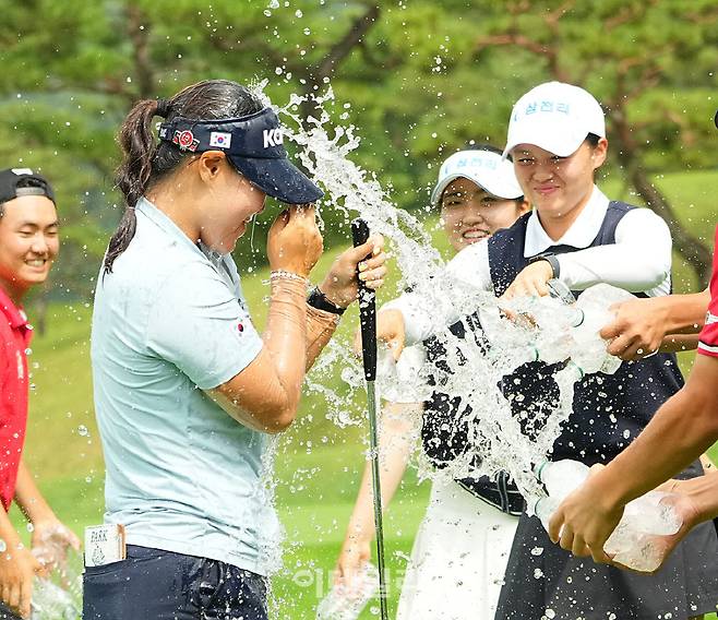 [포토]박서진,행복한 우승 축하 물세례