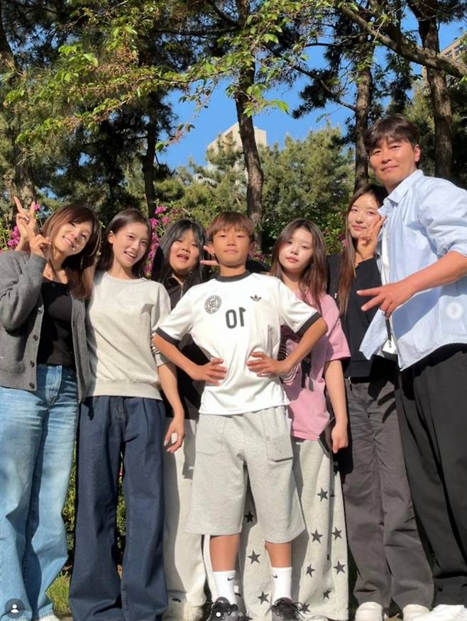 Sua, the fourth daughter of former national soccer team player Lee Dong-gook, is drawing attention for her remarkable growth, with her height now surpassing that of her older sister, Jasi. In photos shared by Lee Dong-gooks wife, Lee Soo-jin, Sua showed off a mature physique that is strikingly different from her younger appearance during her appearance on The Return of Superman.Currently 14 years old, Su-ah captured the publics attention by appearing taller than her eldest sister, Jae-si—who is active as a model—even when standing side by side. Su-ah had previously drawn attention for her noticeable growth when she appeared as a presenter at the 2025 KBS Entertainment Awards late last year.Lee Dong-gook and Lee Soo-jin have four daughters and one son, and they regularly share updates on their childrens growth via social media to stay connected with their fans.