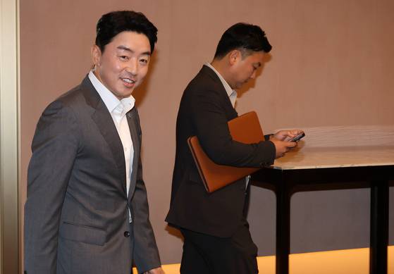 강훈식 대통령 비서실장이 오늘(3일) 서울 용산구 한 호텔에서 열린 더불어민주당 국회의원 워크숍에 참석하고 있습니다. [사진출처=연합뉴스]