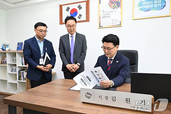 김원기 의정부시장이 민선 9기 첫 결재로 지역화폐(의정부사랑카드) 확대 시행에 사인하는 모습. (사진 의정부시)