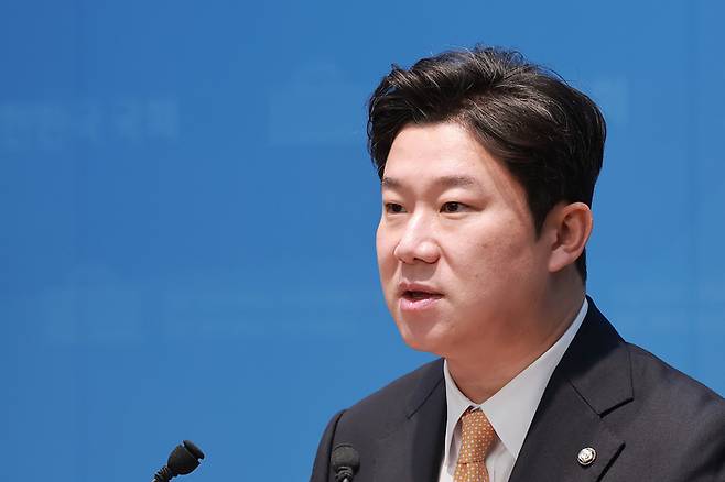 진종오 의원이 지난달 29일 국회 소통관에서 한국 축구 대표팀의 월드컵 성적과 관련해 대한축구협회 수뇌부 전원 사퇴와 홍명보 감독 선임 과정 등에 대한 진상규명을 촉구하고 있다. 2026.6.29 연합뉴스