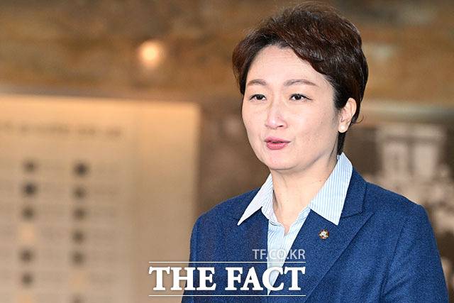 이언주 더불어민주당 의원이 후반기 국회 상임위원장 배정에서 제외된 것과 관련해 원내지도부를 향해 "정치 보복이냐"고 반발했다. /남용희 기자