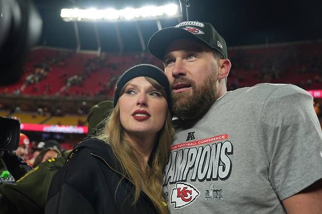 미국 팝스타 테일러 스위프트(왼쪽)와 미국프로풋볼(NFL) 선수 트래비스 켈시./AP 연합뉴스