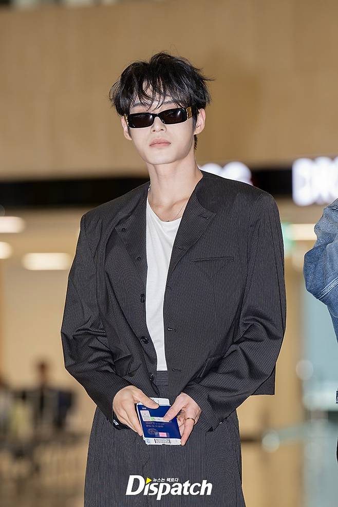 Kim Ji-woong of the group ZeroBaseOne departed for Osaka, Japan, via Gimpo International Airport on the morning of the 3rd to fulfill his overseas schedule. That day, Kim Ji-woong appeared wearing a striped suit, captivating onlookers with his sculpted looks and sharp jawline.