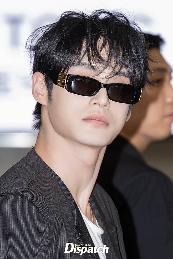 Kim Ji-woong of the group ZeroBaseOne departed for Osaka, Japan, via Gimpo International Airport on the morning of the 3rd to fulfill his overseas schedule. That day, Kim Ji-woong appeared wearing a striped suit, captivating onlookers with his sculpted looks and sharp jawline.