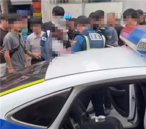 2일 오전 경남 거제지역 한 미용실에서 흉기를 휘둘러 30대와 40대 남녀를 다치게 한 80대가 경찰에 검거되고 있다. [독자 제공=연합뉴스]