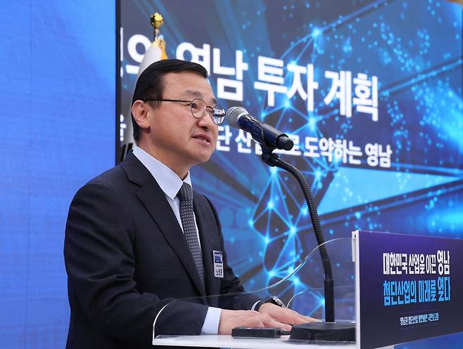 (진주=연합뉴스) 김도훈 기자 = 노태문 삼성전자 대표이사 사장이 3일 경남 진주시에서 이재명 대통령 주재로 열린 영남권 첨단산업 발전비전 국민보고회에서 투자계획을 발표하고 있다. 2026.7.3 [청와대통신사진기자단]     superdoo82@yna.co.kr