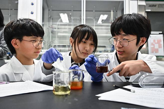 4월 15일 대구경북과학기술원 과학창의학교에서 중학교 2학년인 (왼쪽부터)박해명군과 임나율양 등이 서로 다른 용액에 레이저를 통과시켜 빛의 퍼짐 정도를 관찰하는 화학 실험을 진행하고 있다. 대구=정다빈 기자