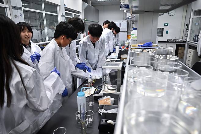 4월 15일 대구경북과학기술원 과학창의학교에서 중학생들이 과학 실험을 하고 있다. 대구=정다빈 기자