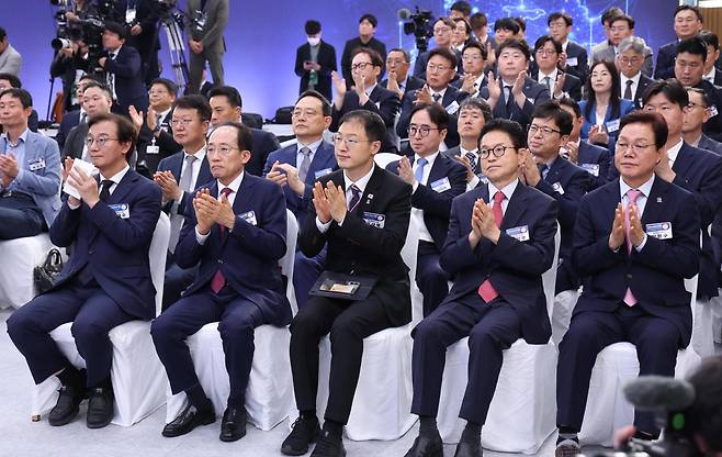 전재수(왼쪽부터) 부산시장, 추경호 대구시장, 김상욱 울산시장, 이철우 경북지사, 박완수 경남지사가 3일 경남 진주시에서 열린 영남권 첨단산업 발전비전 국민보고회에서 박수를 치고 있다. 진주=뉴시스