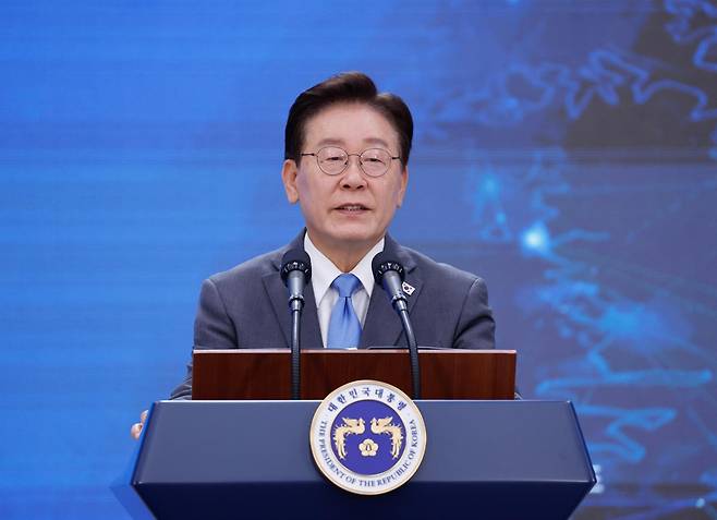 이재명 대통령이 3일 경남 진주에서 열린 영남권 첨단산업 발전비전 국민보고회에서 축사를 하고 있다. 진주=왕태석 선임기자