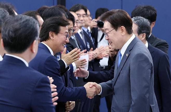 이재명 대통령이 3일 경남 진주에서 열린 영남권 첨단산업 발전비전 국민보고회에 입장하며 전재수(왼쪽 세번째) 부산시장과 악수하고 있다. 진주=뉴시스