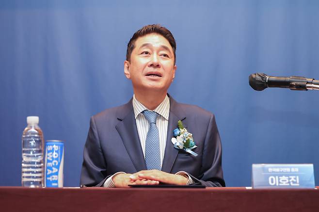 <yonhap photo-4208="">이호진 한국배구연맹 신임 총재가 3일 서울 용산구 그랜드 하얏트 서울에서 열린 한국배구연맹 총재 이·취임식 기자회견에서 인사말을 하고 있다. 사진=연합뉴스</yonhap>