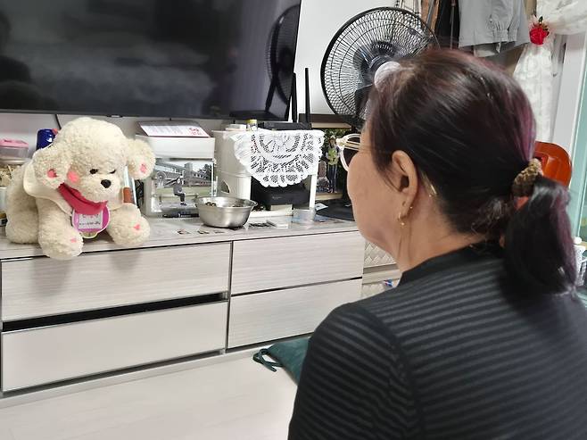 지난달 26일 오후 광주특별시 목포시 한 임대주택에서 홀로 거주 중인 조영란(72) 할머니가 AI 반려견과 대화를 나누고 있다. 황희규 기자