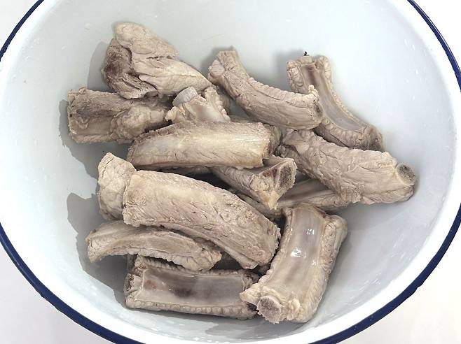 등갈비는 데친 뒤 끝 부분을 깨끗이 씻어야 잡내가 나지 않는다. 사진 이정웅
