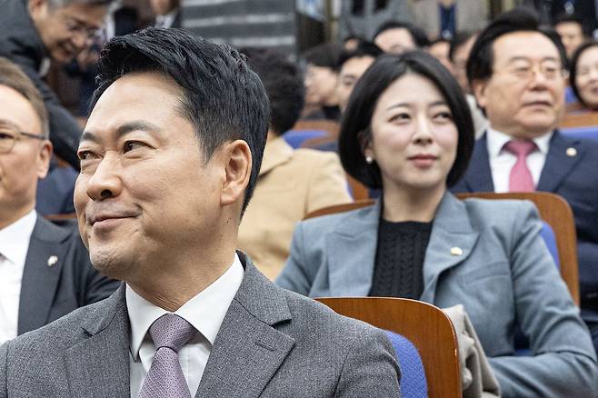 국민의힘 장동혁 대표(왼쪽)가 지난 2월 23일 국회에서 열린 의원총회에 참석해 있다. 장 대표의 뒤는 당시 당원권 정지 1년 징계를 받은 배현진 의원. 뉴스1