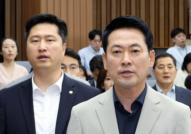 국민의힘 장동혁 대표가 6월 30일 국회에서 열린 부정ㆍ무능 선관위 해체 수준의 쇄신 및 재선거 촉구를 위한 6ㆍ3 참정권 박탈 사태 청년ㆍ대학생 시국 대토론회에서 애국가를 부르고 있다. 왼쪽은 우재준 청년 최고위원. 연합뉴스