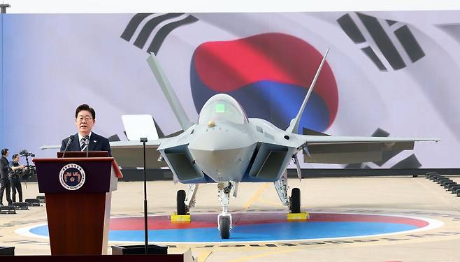이재명 대통령이 25일 오후 경남 사천시 KAI(한국항공우주)에서 열린 KF-21 양산 1호기 출고식에서 격려사를 하고 있다. 청와대사진기자단
