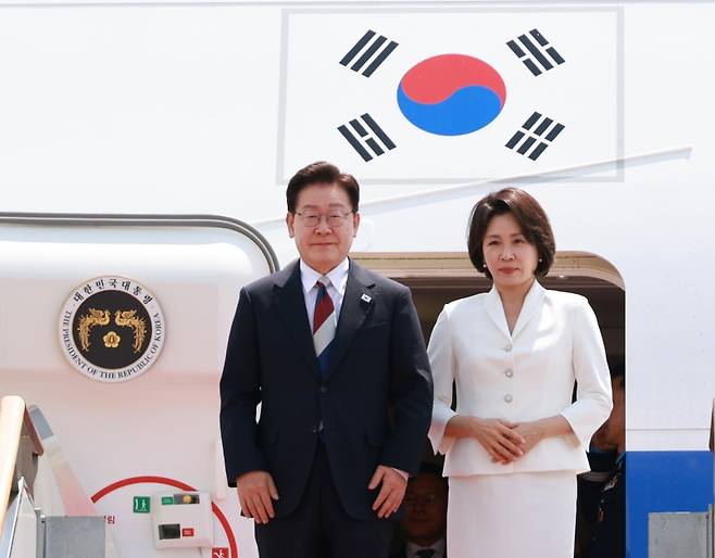 ▲ 지난 18일 G7 정상회의와 유럽 순방을 마치고 귀국한 이재명 대통령 내외&nbsp; [연합뉴스]