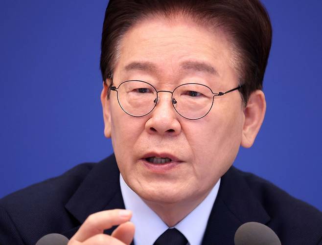 이재명 대통령이 6일 청와대에서 열린 국무회의 겸 비상경제점검회의에서 충혈된 눈으로 발언하고 있다. 이준헌 기자